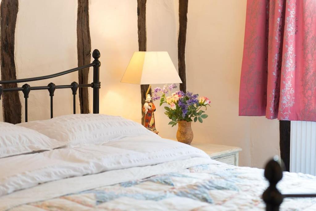 Meddlars A Historic Cottage On The Countryside Edge Of A Vibrant Market Town Hadleigh  Kültér fotó